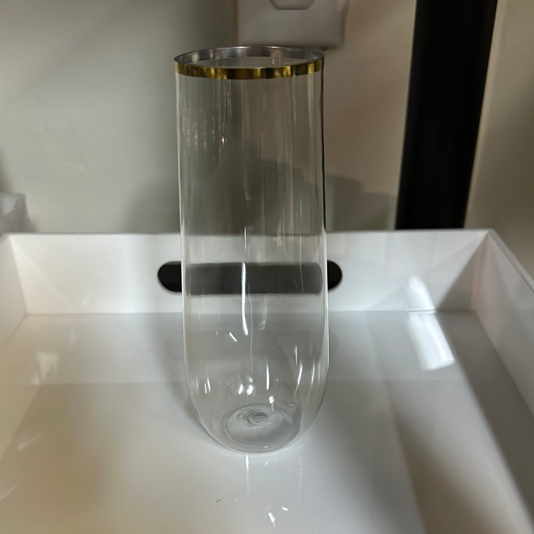 Vasos de plástico con línea dorada