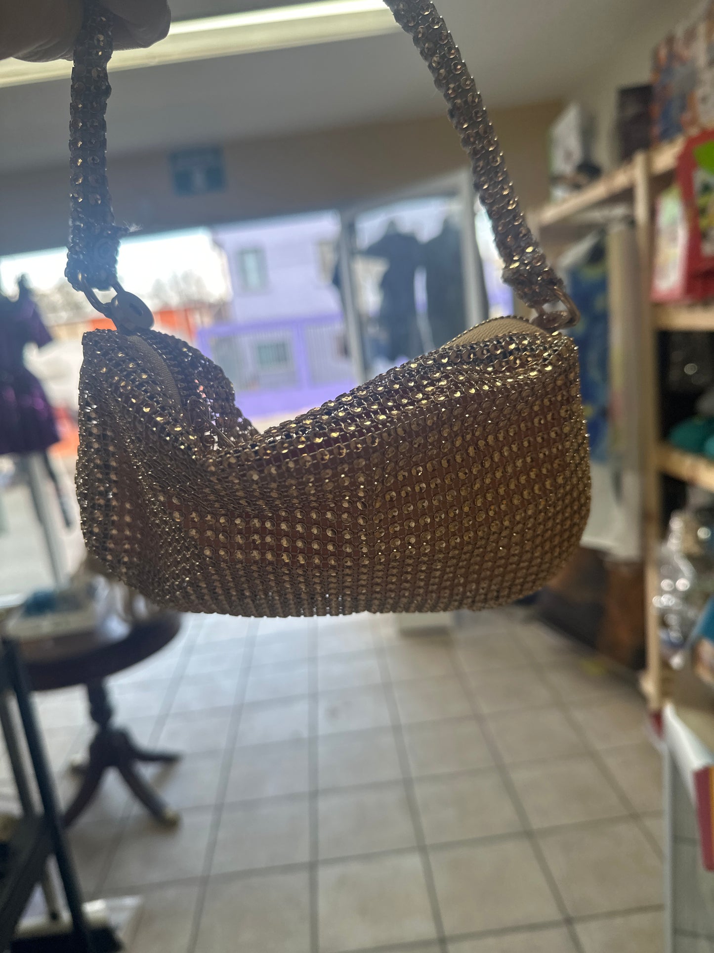 Bolsa dorada y plateada