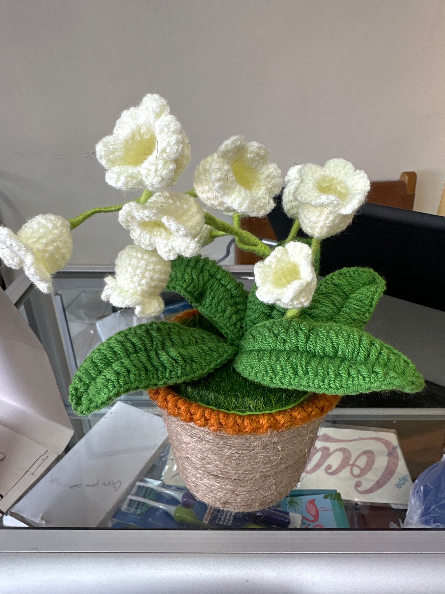 Maceta con flores de macramé