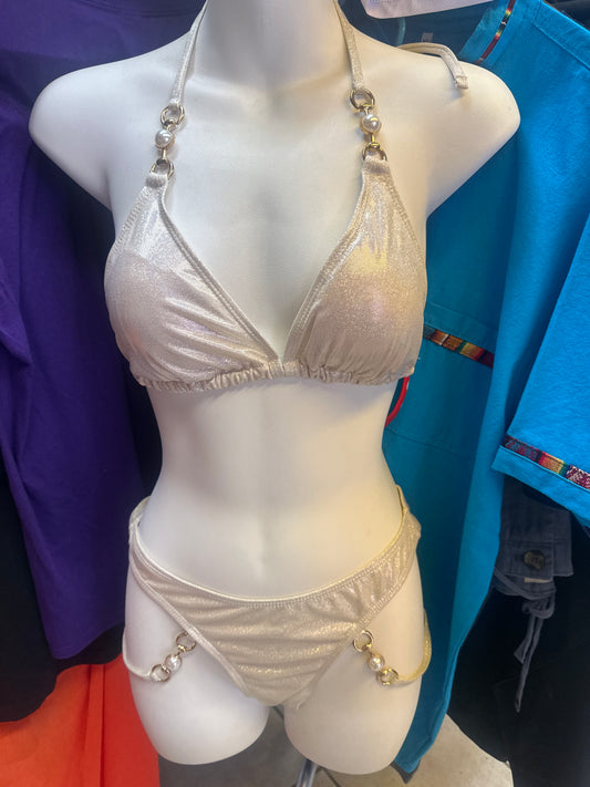 Bikini dorado con perlas