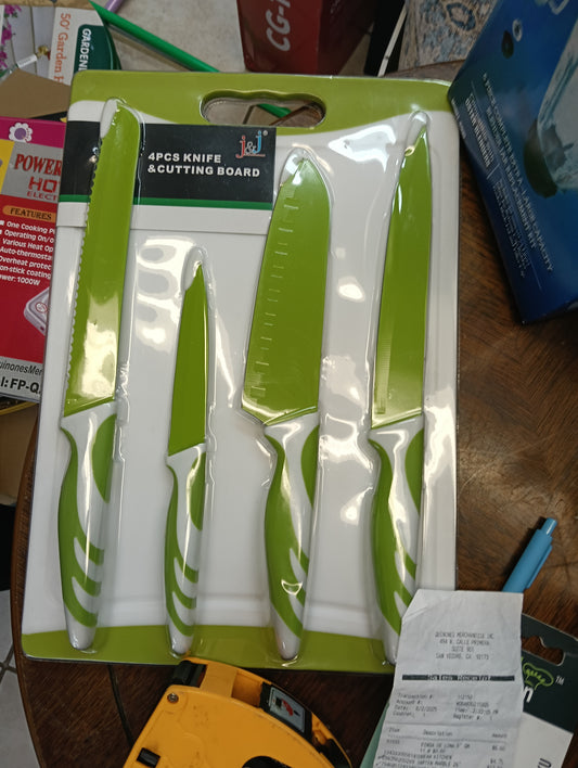 Tabla de picar con cuchillos