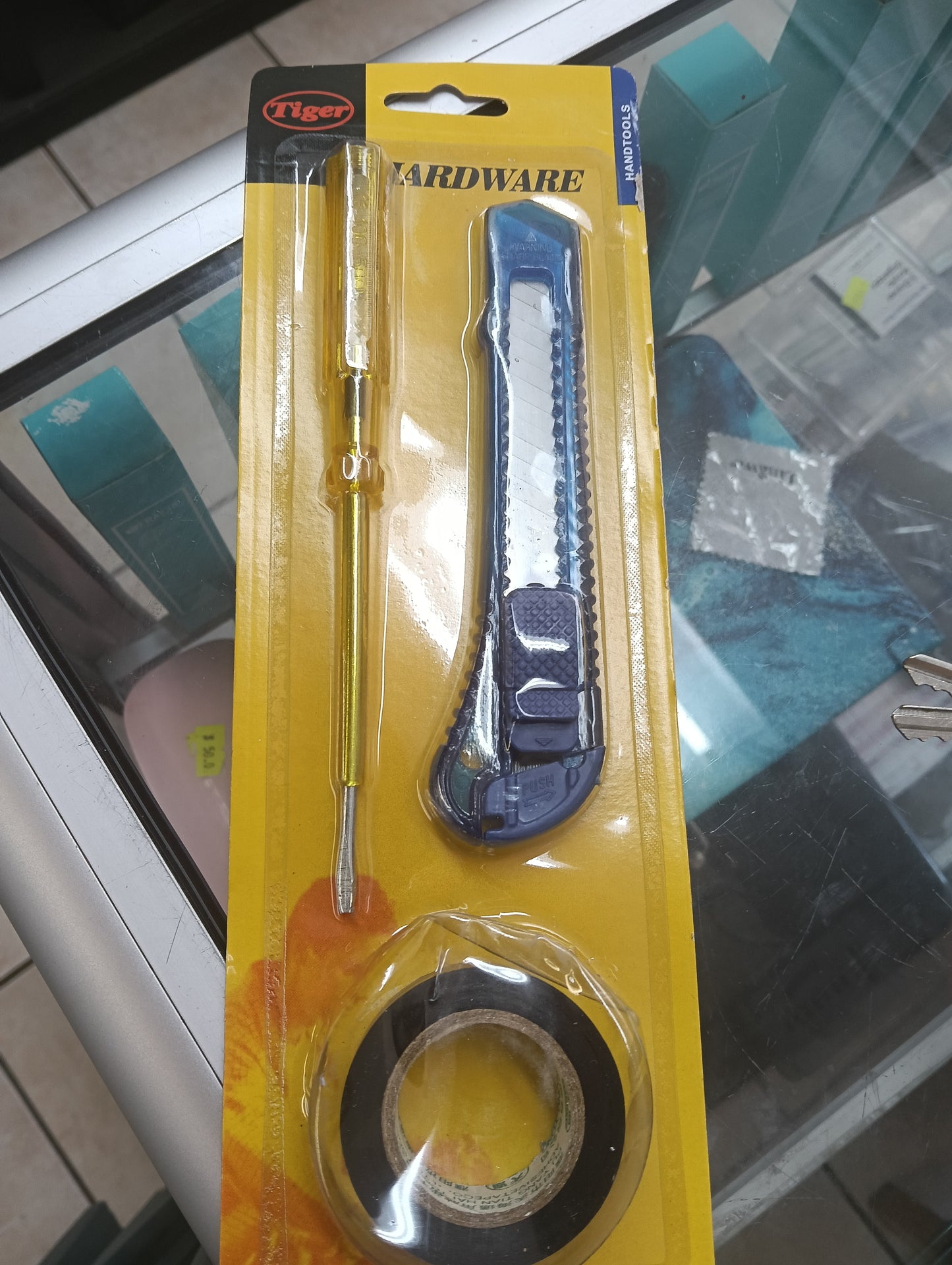 Desarmador, navaja y tape